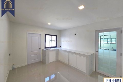 House in Pathum Thani, Thailand 4 bedrooms № 159267 - photo 2