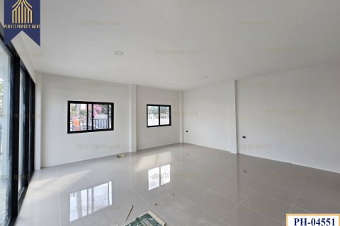 House in Pathum Thani, Thailand 4 bedrooms № 159267 - photo 3
