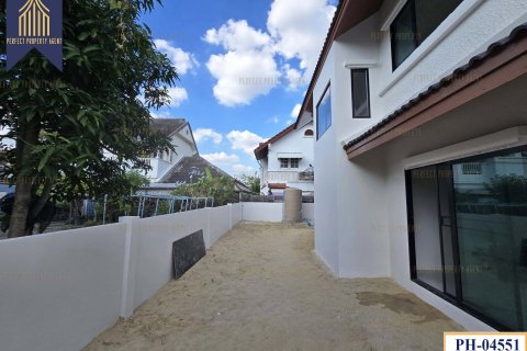 House in Pathum Thani, Thailand 4 bedrooms № 159267 - photo 4