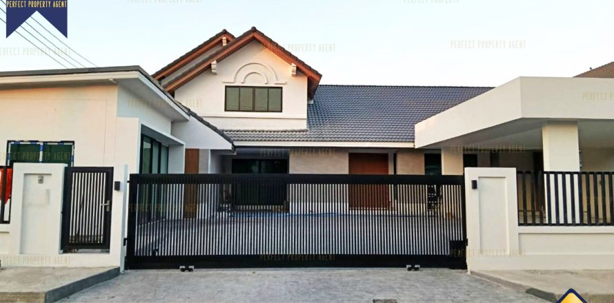 House in Pathum Thani, Thailand 4 bedrooms № 159267