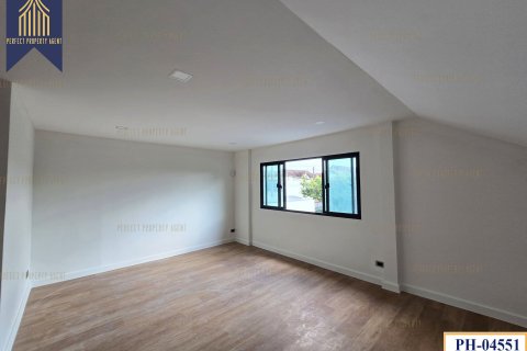 House in Pathum Thani, Thailand 4 bedrooms № 159267 - photo 17