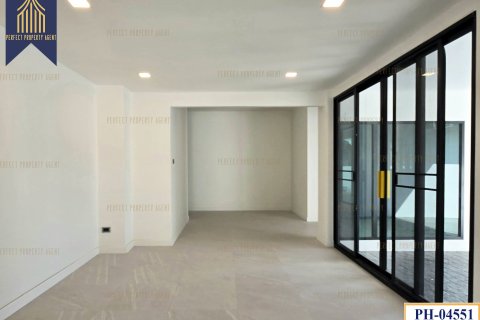 House in Pathum Thani, Thailand 4 bedrooms № 159267 - photo 15