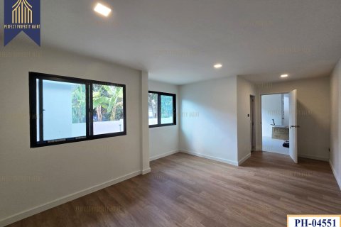 House in Pathum Thani, Thailand 4 bedrooms № 159267 - photo 14
