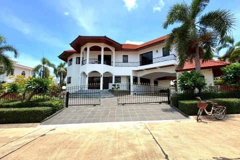 House in Pattaya, Thailand 5 bedrooms № 156683 - photo 2