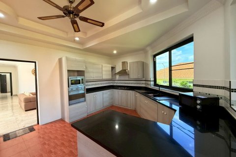 House in Pattaya, Thailand 5 bedrooms № 156683 - photo 5