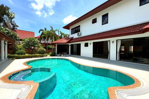 House in Pattaya, Thailand 5 bedrooms № 156683