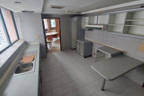 Condo in Khlong Toei, Bangkok, Thailand, 3 bedrooms № 200893 - photo 12
