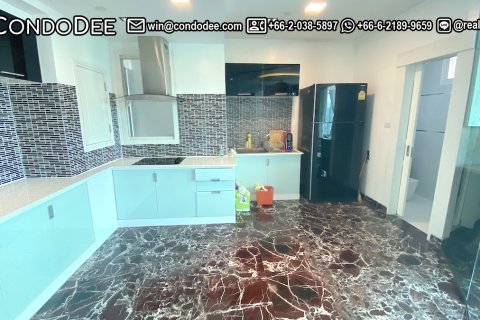 Condo in Watthana, Bangkok, Thailand, 3 bedrooms № 200891 - photo 13