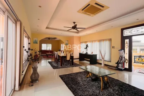 Casa de 6 dormitorios en Pattaya, Tailandia № 211303 - foto 2