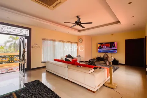Casa de 6 dormitorios en Pattaya, Tailandia № 211303 - foto 5