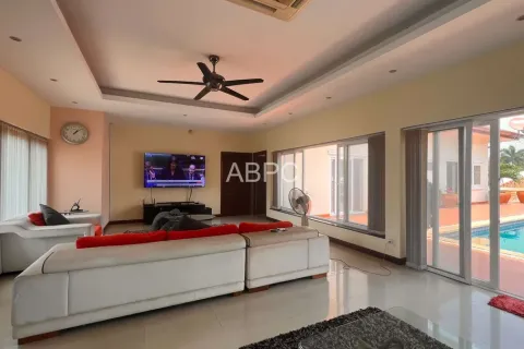 Casa de 6 dormitorios en Pattaya, Tailandia № 211303 - foto 16