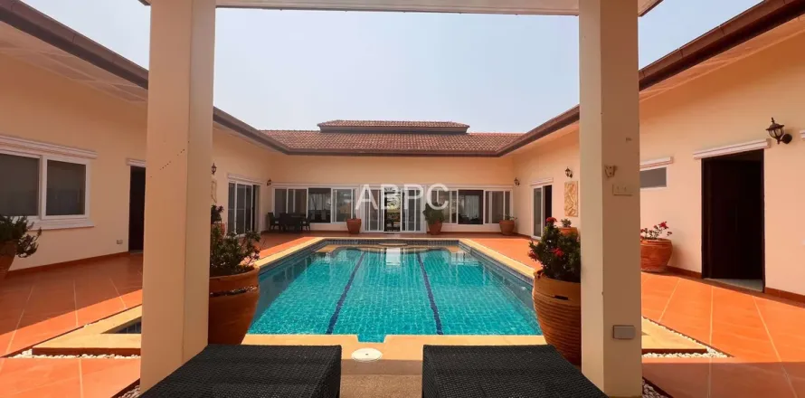 Casa de 6 dormitorios en Pattaya, Tailandia № 211303