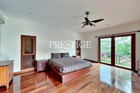 House in Pattaya, Thailand 5 bedrooms № 198154 - photo 11