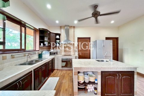 House in Pattaya, Thailand 5 bedrooms № 198154 - photo 9