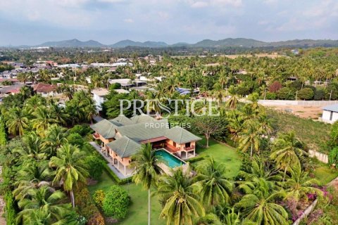 House in Pattaya, Thailand 5 bedrooms № 198154 - photo 2