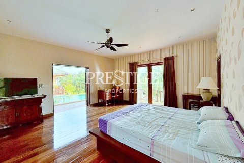 House in Pattaya, Thailand 5 bedrooms № 198154 - photo 16