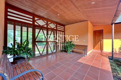 House in Pattaya, Thailand 5 bedrooms № 198154 - photo 21