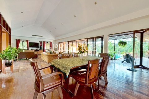 House in Pattaya, Thailand 5 bedrooms № 198154 - photo 8