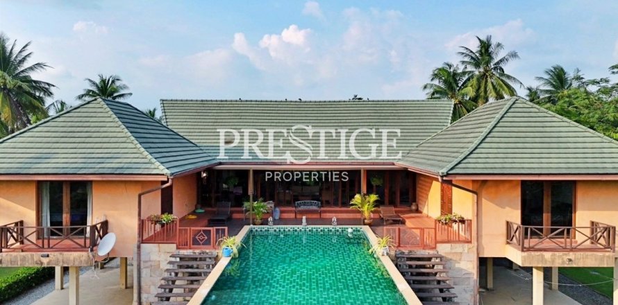 House in Pattaya, Thailand 5 bedrooms № 198154