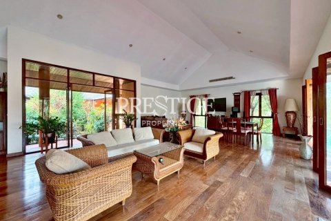 House in Pattaya, Thailand 5 bedrooms № 198154 - photo 3