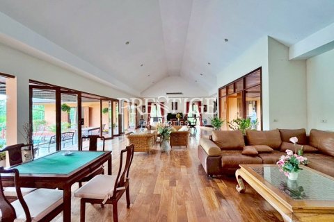 House in Pattaya, Thailand 5 bedrooms № 198154 - photo 5