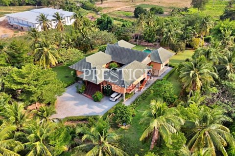 House in Pattaya, Thailand 5 bedrooms № 198154 - photo 30