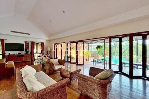 House in Pattaya, Thailand 5 bedrooms № 198154 - photo 4