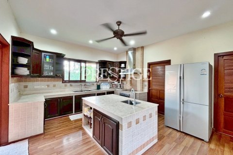 House in Pattaya, Thailand 5 bedrooms № 198154 - photo 10
