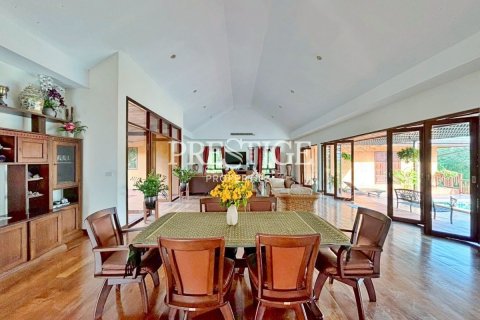 House in Pattaya, Thailand 5 bedrooms № 198154 - photo 7