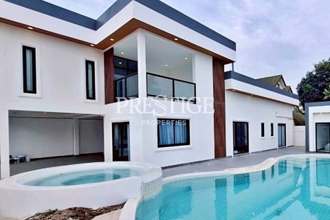 House in Pattaya, Thailand 5 bedrooms № 198158