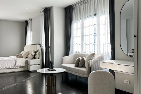 House in Bangkok, Thailand 5 bedrooms № 189353