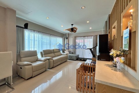 House in Pattaya, Thailand 3 bedrooms № 199583 - photo 2