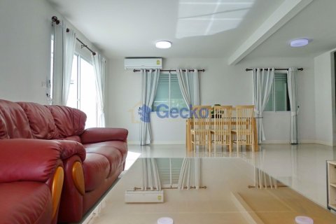 House in Pattaya, Thailand 3 bedrooms № 196967 - photo 2