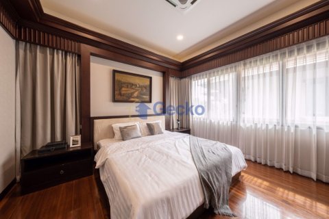House in Pattaya, Thailand 6 bedrooms № 196965 - photo 12
