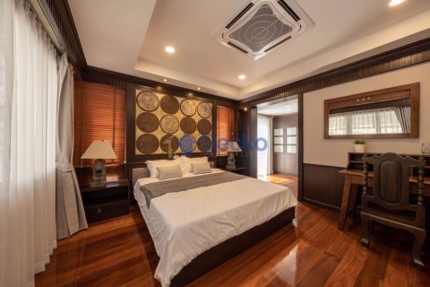 House in Pattaya, Thailand 6 bedrooms № 196965 - photo 9