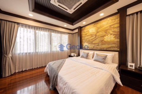 House in Pattaya, Thailand 6 bedrooms № 196965 - photo 10