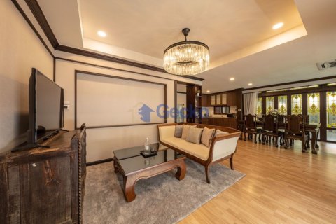 House in Pattaya, Thailand 6 bedrooms № 196965 - photo 3