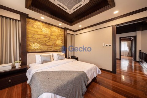 House in Pattaya, Thailand 6 bedrooms № 196965 - photo 11