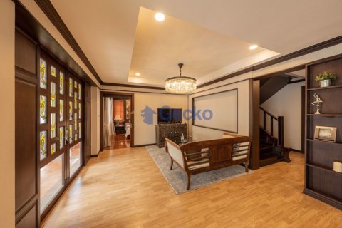 House in Pattaya, Thailand 6 bedrooms № 196965 - photo 2