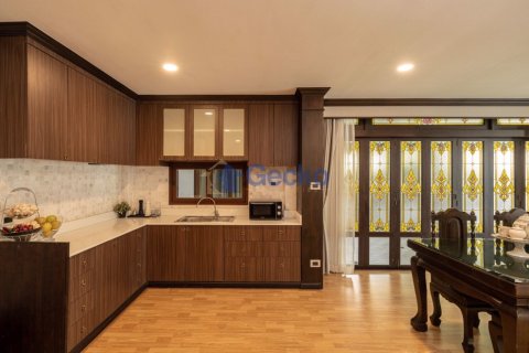 House in Pattaya, Thailand 6 bedrooms № 196965 - photo 4
