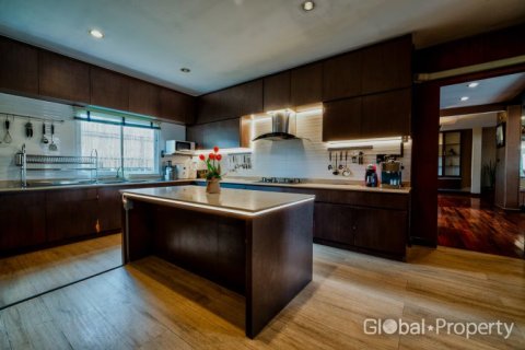 House in Pong, Thailand 5 bedrooms № 70944 - photo 14