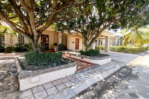 House in Klaeng, Thailand 4 bedrooms № 173253 - photo 3