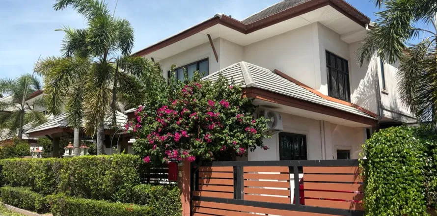 Casa de 3 dormitorios en Pattaya, Tailandia № 210576