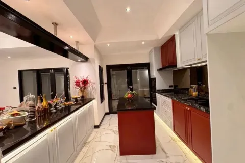 Chalet de 4 dormitorios en Pattaya, Tailandia № 210579 - foto 7