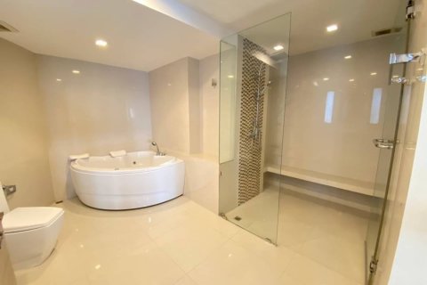 Penthouse in Watthana, Bangkok, Thailand 5 bedrooms № 133657 - photo 9