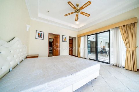 House in Pattaya, Thailand 4 bedrooms № 163819 - photo 8