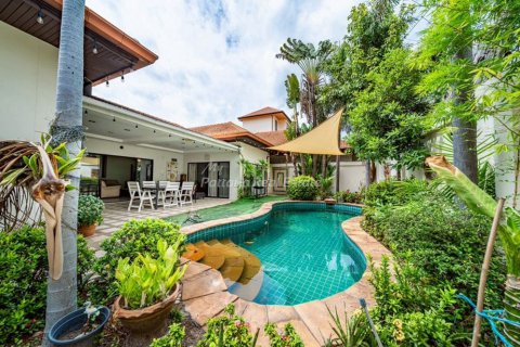 House in Pattaya, Thailand 4 bedrooms № 163819