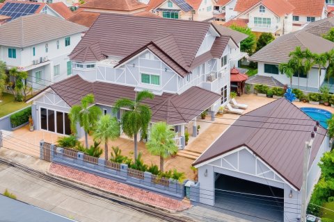 House in Pattaya, Thailand 5 bedrooms № 155679