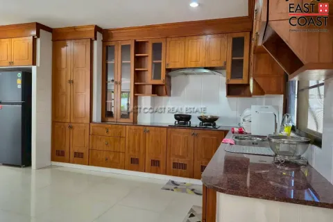 Casa de 4 dormitorios en Jomtien Beach, Pattaya, Tailandia № 212406 - foto 10