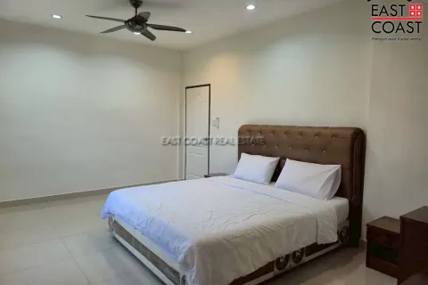 Casa de 4 dormitorios en Jomtien Beach, Pattaya, Tailandia № 212406 - foto 14